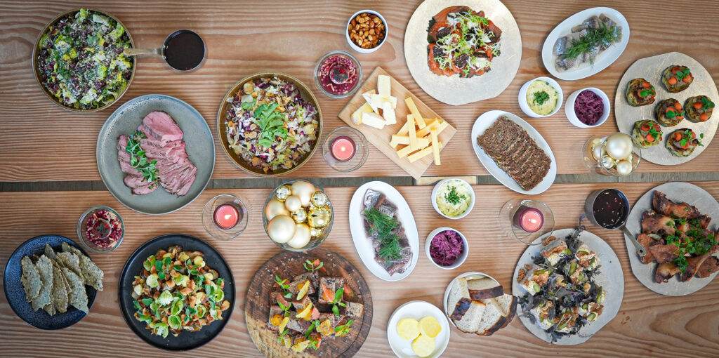 Julebuffet med flere retter serveret paa bord