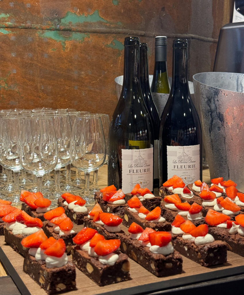 Kanapeer og vin anrettet til reception i A Vinstouw