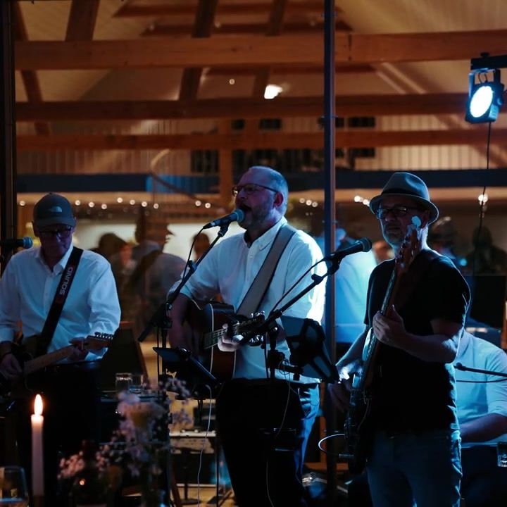 Band spiller op til dans sidst på aftenen