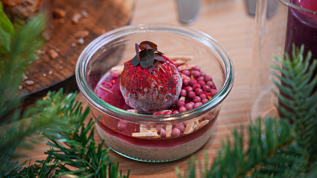 Juledessert i glas med bær og gran
